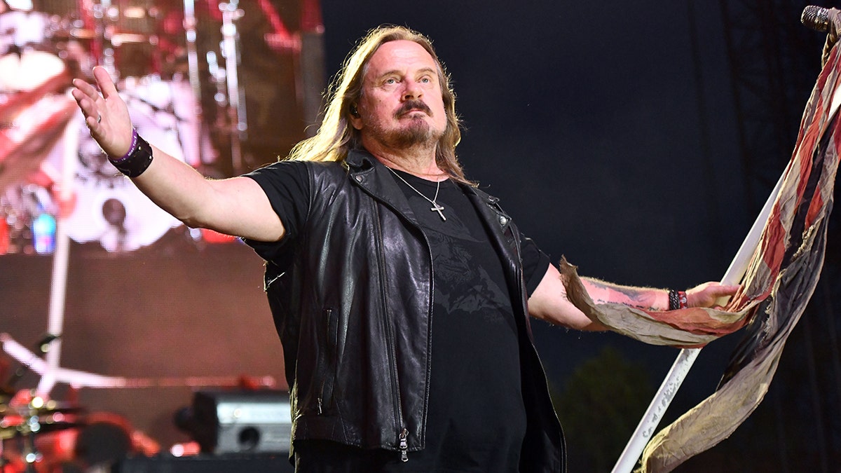 Johnny Van Zant actuando en el escenario