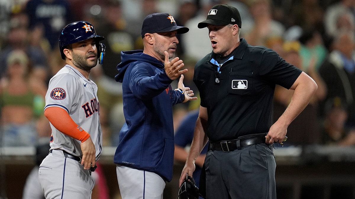 Joe Espada y José Altuve discuten con el árbitro