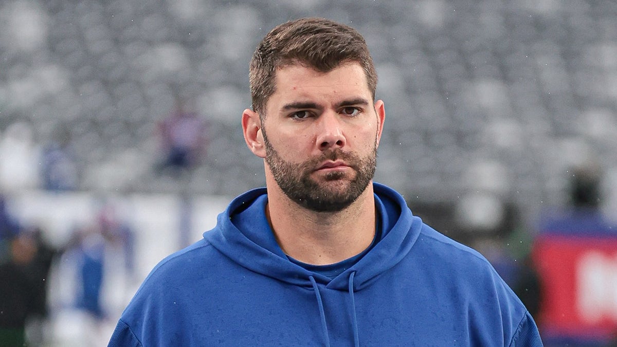 Justin Pugh mira al campo