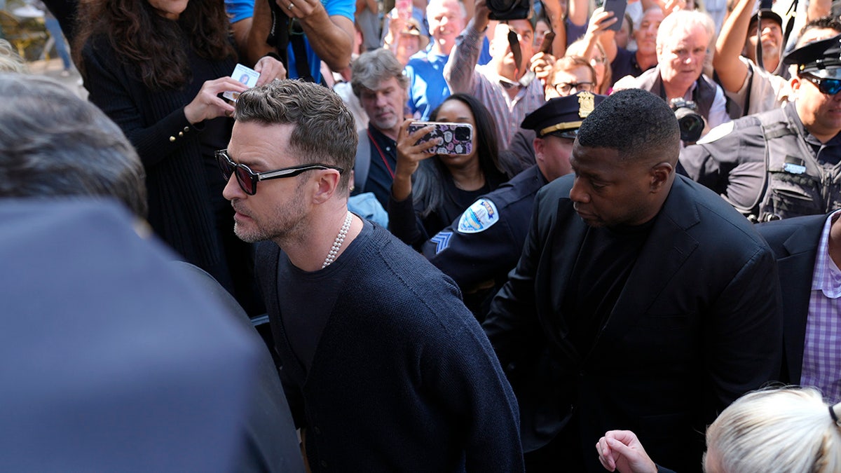 Justin Timberlake wchodzi do sądu na rozprawę