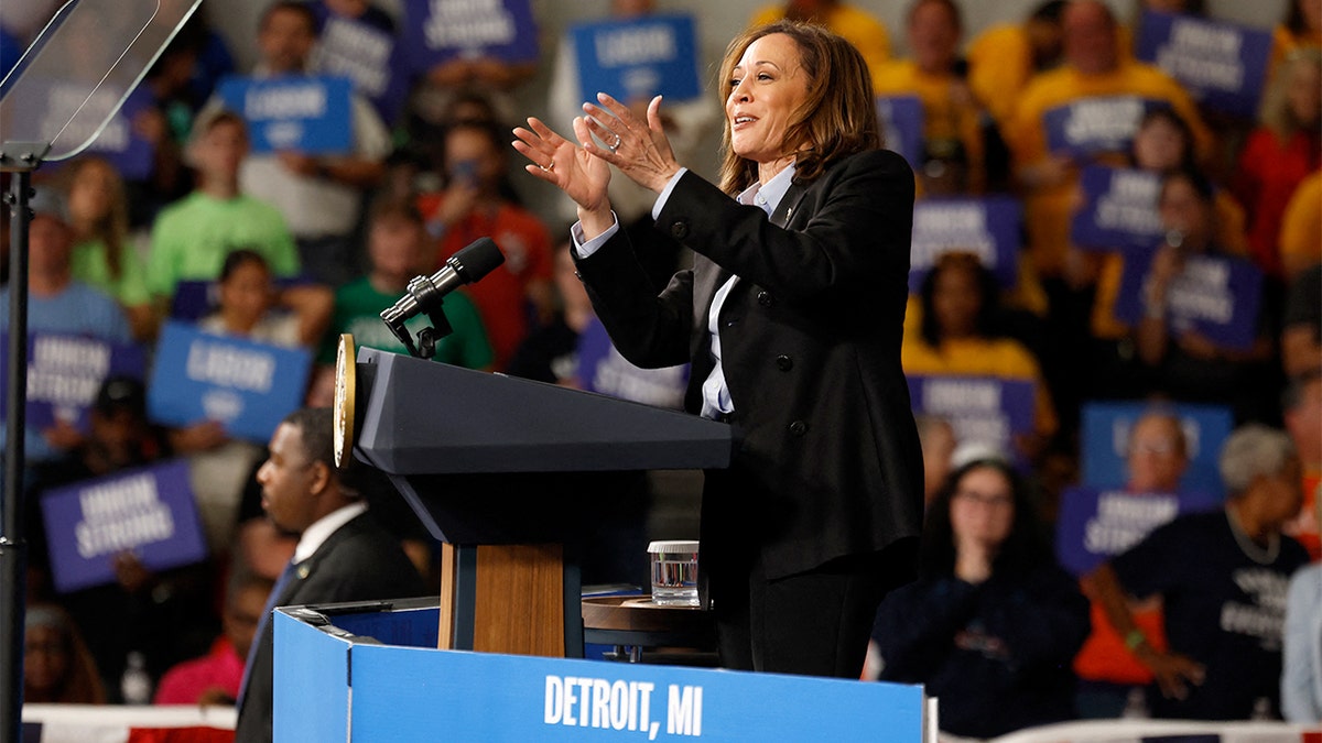 La vicepresidenta Kamala Harris celebra un mitin en Detroit, Michigan