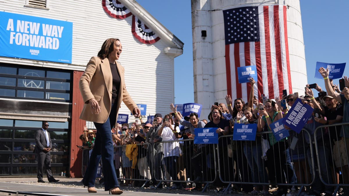 La vicepresidenta Kamala Harris llega para hablar durante una parada de campaña en la cervecería Throwback, en North Hampton, Nuevo Hampshire, el miércoles 4 de septiembre de 2024.