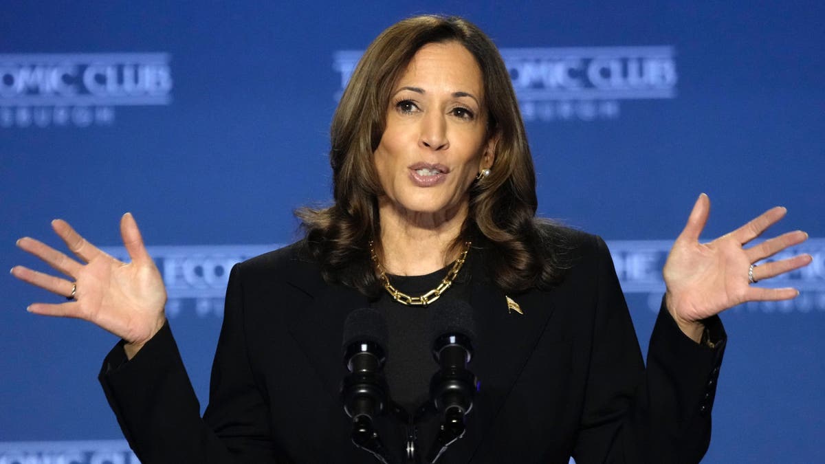 Kamala Harris berbicara jarak dekat 