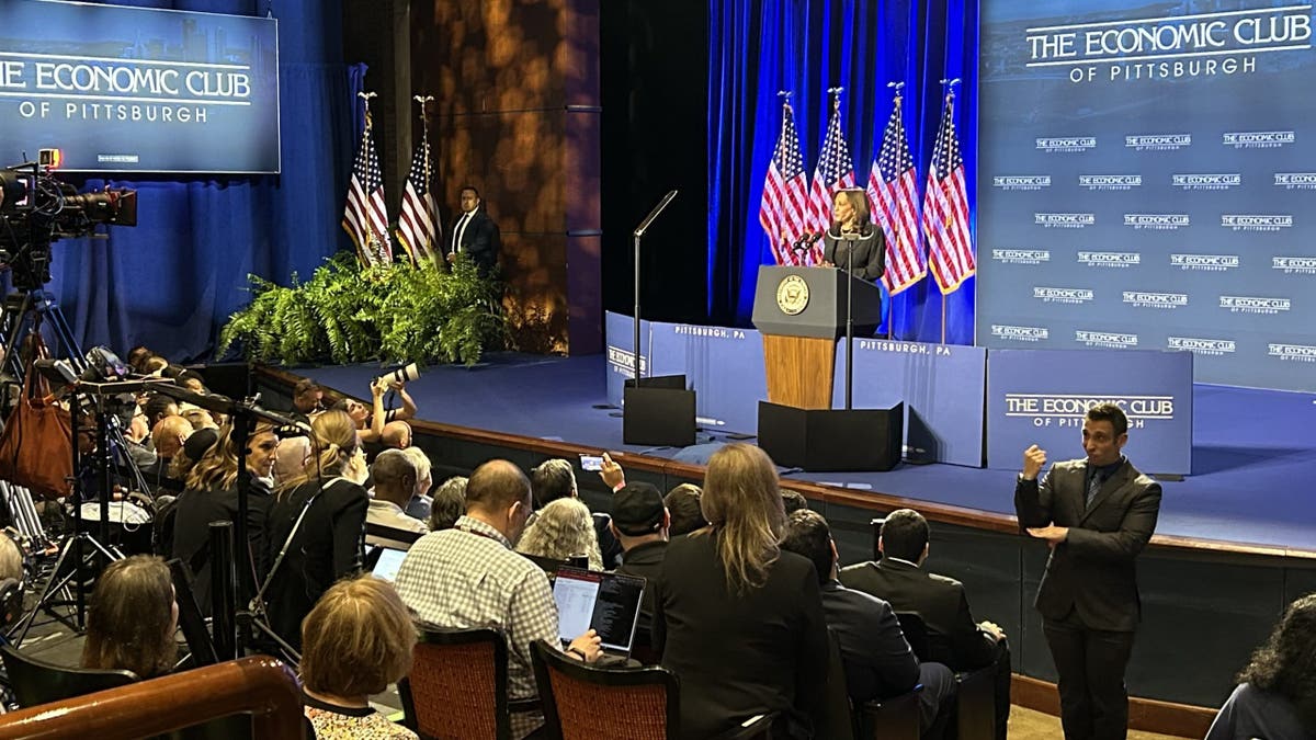 La vicepresidenta Kamala Harris, durante un discurso económico en Pittsburgh, Pensilvania, apunta al ex presidente Trump.