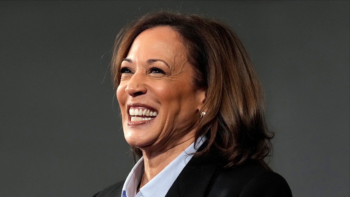 Kamala Harris tersenyum