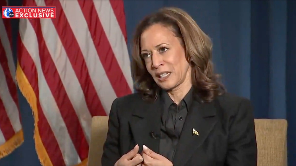 Kamala Harris habla con un presentador de Filadelfia