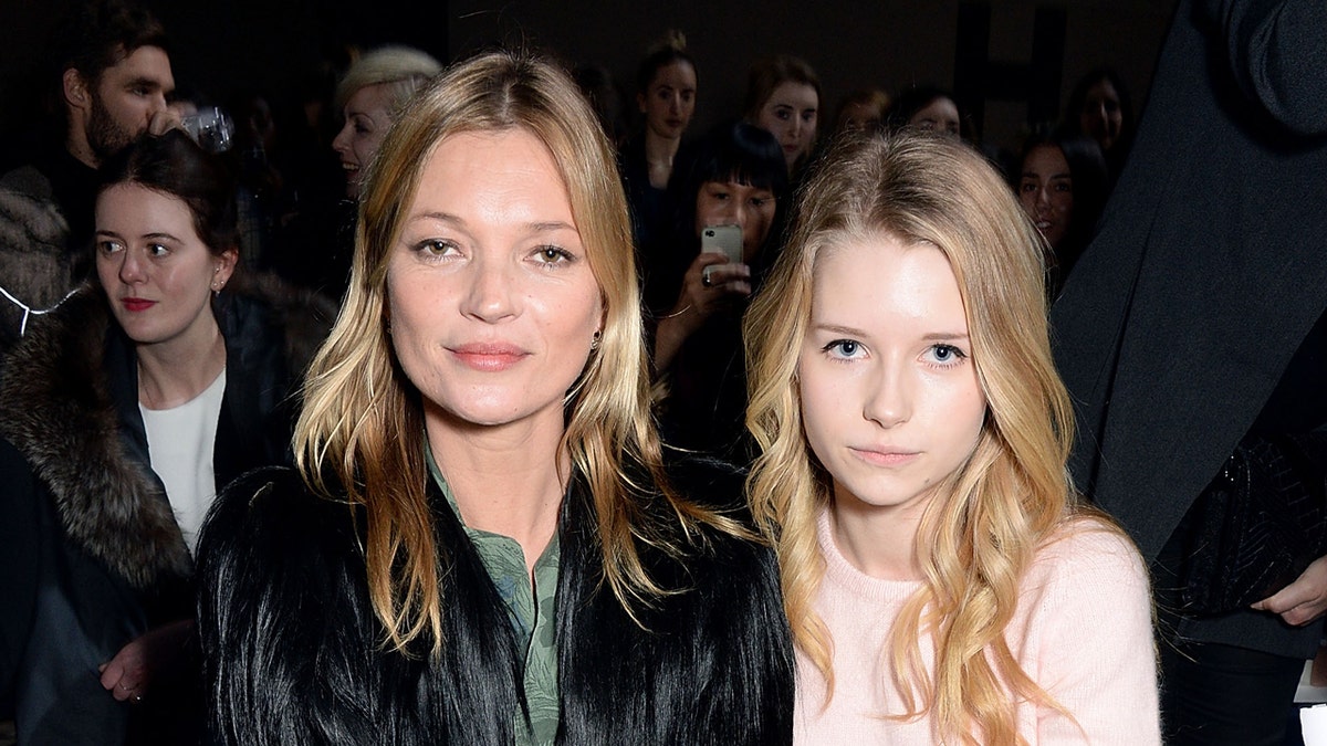 Kate Moss i Lottie Moss biorą udział w pokazie mody