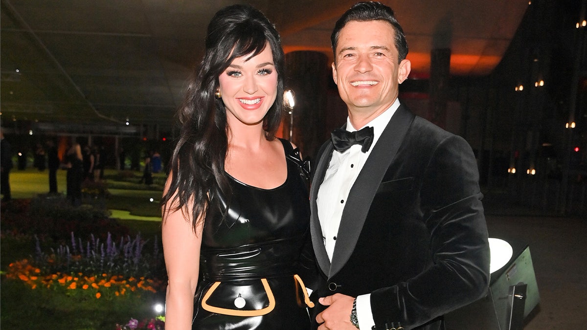 Katy Perry y Orlando Bloom sonriendo