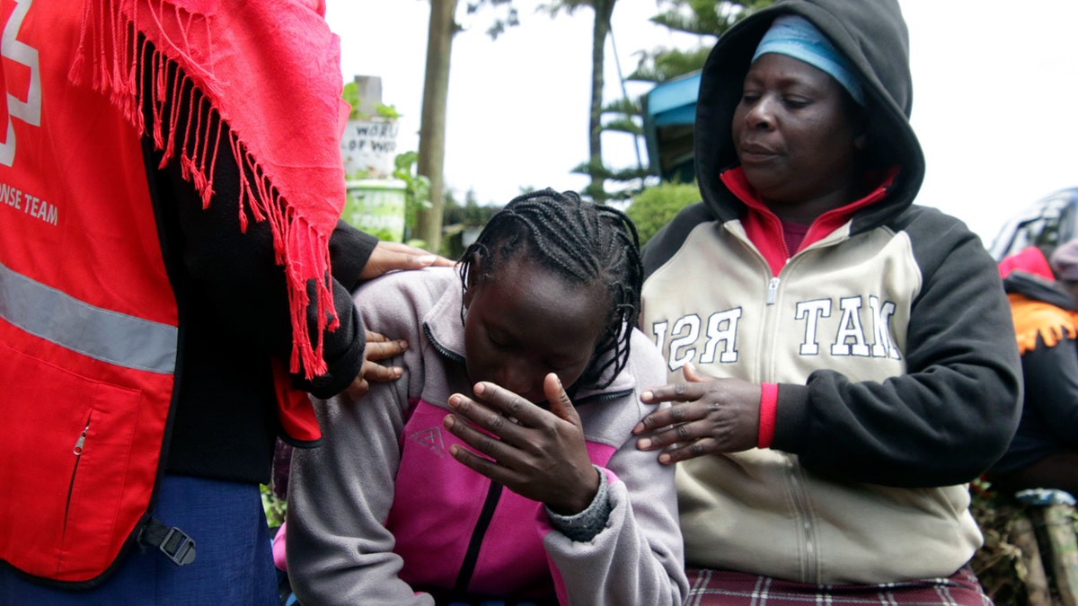 Una mujer llora tras un incendio en el dormitorio de una escuela en Kenia que mató a 17 estudiantes y quemó gravemente a otros 13.