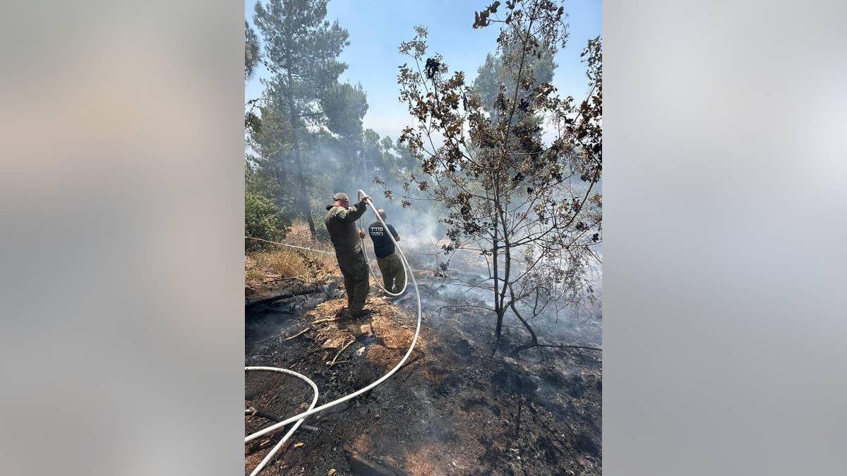 Miembros de la unidad de respuesta rápida responden a más ataques con cohetes de Hezbolá en el kibutz Manara