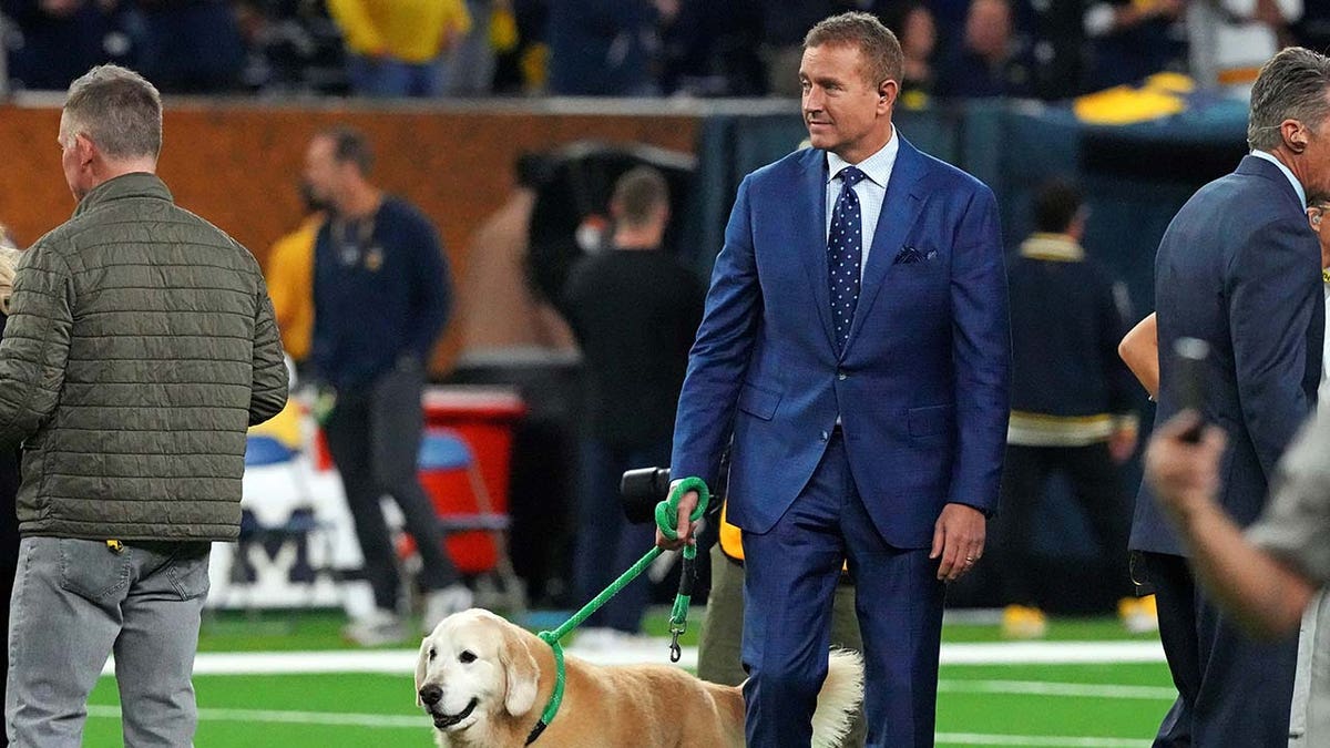 Kirk Herbstreit passeia com seu cachorro