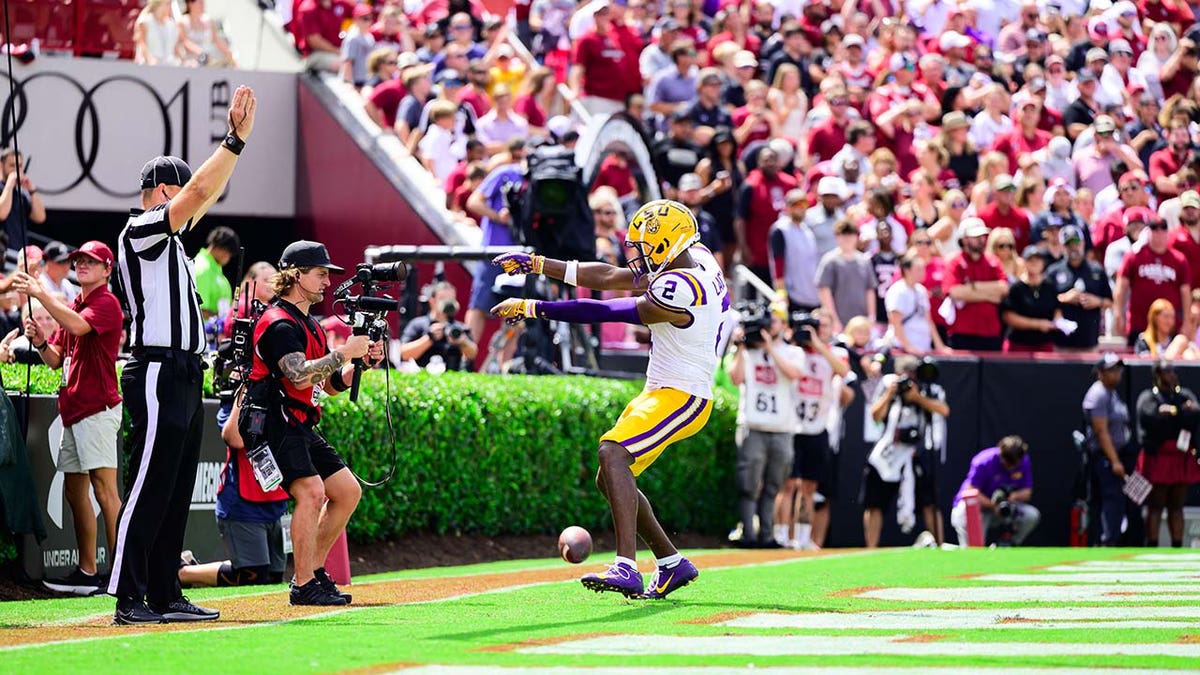 Kyren Lacy celebra un touchdown