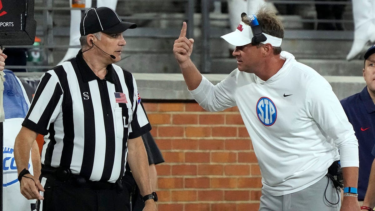 Lane Kiffin discute una llamada