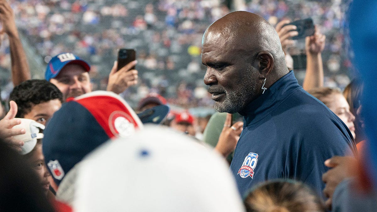 Lawrence Taylor speaks to fans