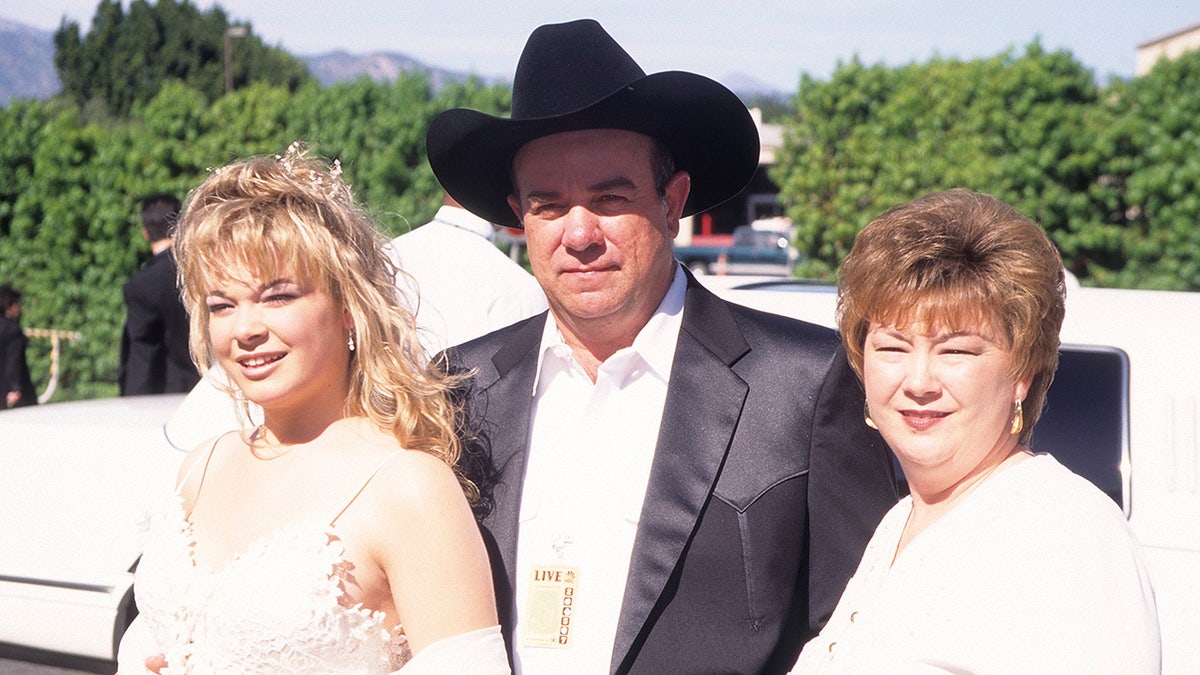 LeAnn Rimes, Wilbur Rimes y Belinda Rimes posando juntos en 1997