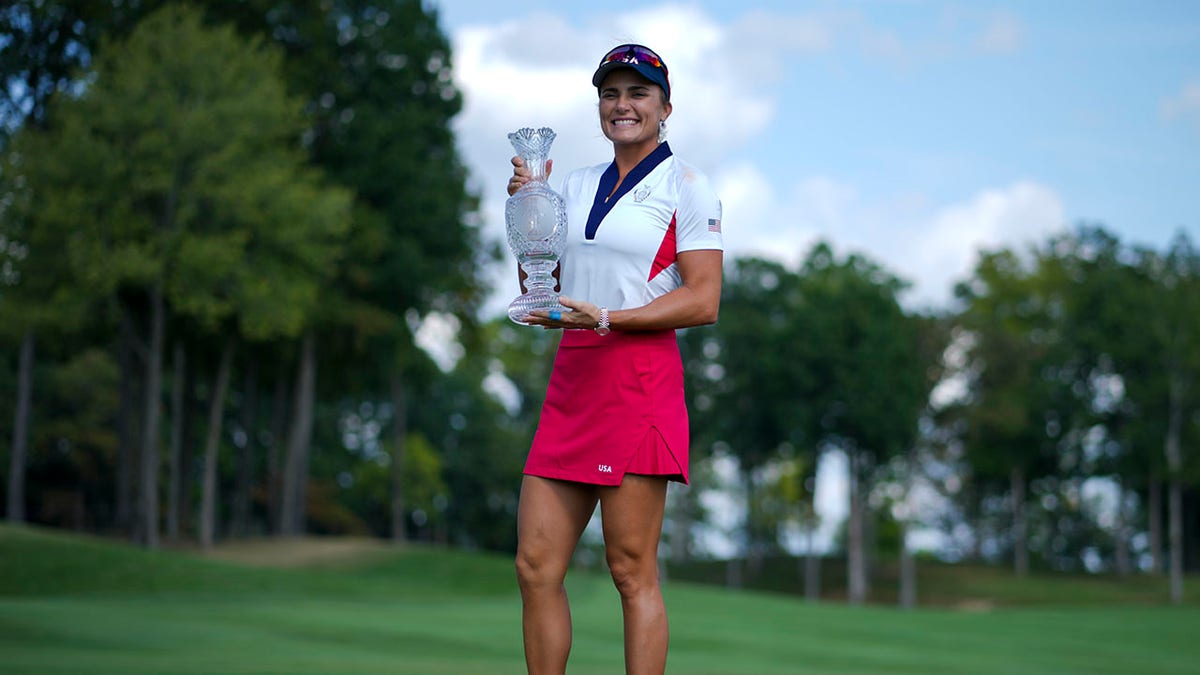Lexi Thompson holds the trophy