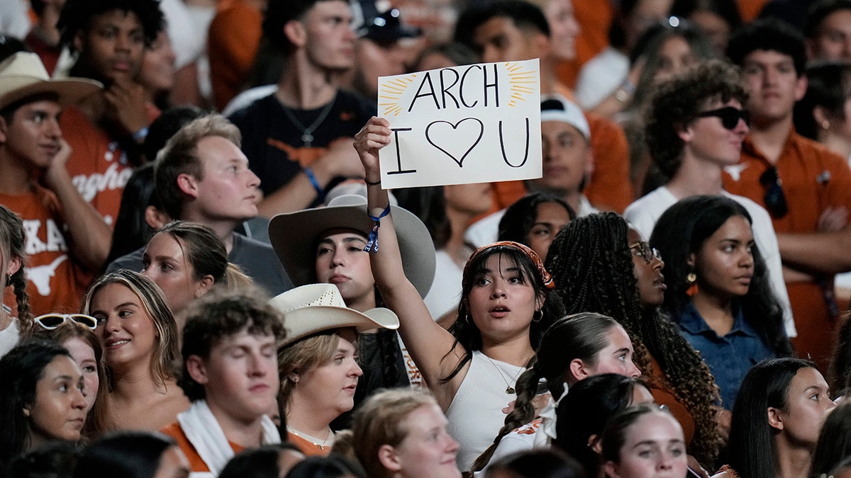 Arch Manning fan