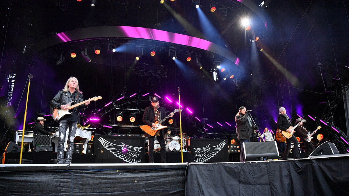 Lynyrd Skynyrd connected  stage