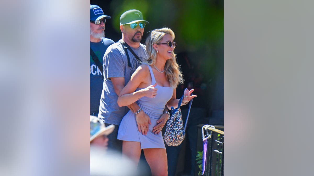 Jason Aldean y su esposa Brittany en Disneylandia