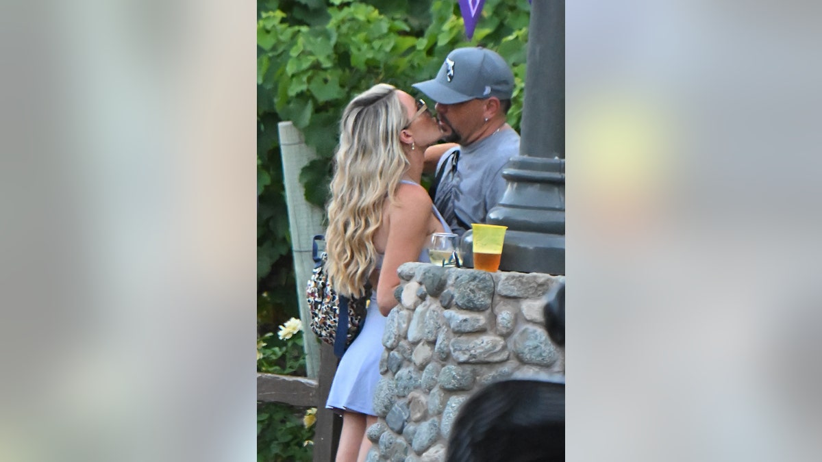 Jason Aldean y su esposa Brittany en Disneylandia