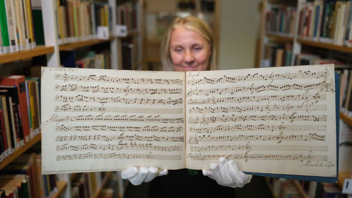 Mujer con manuscrito en la mano