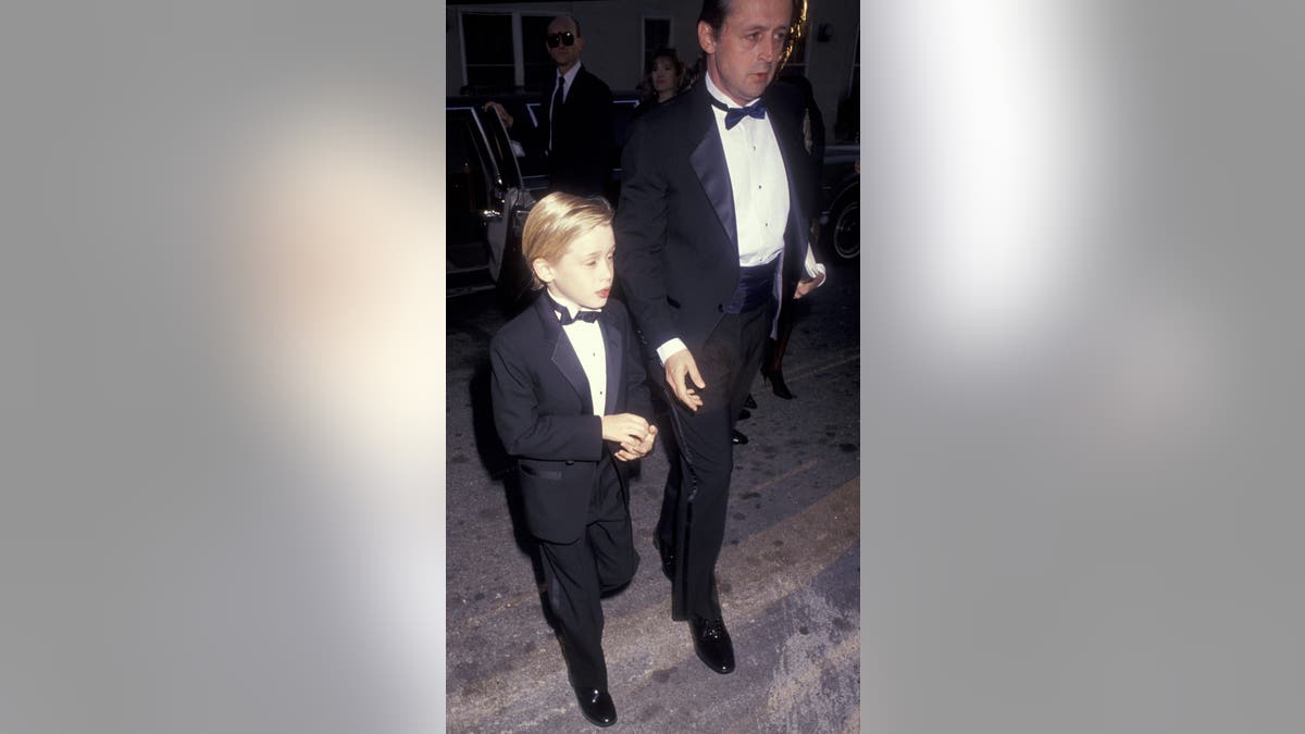 Macaulay Culkin y su padre Kit Culkin llevan esmoquin juntos