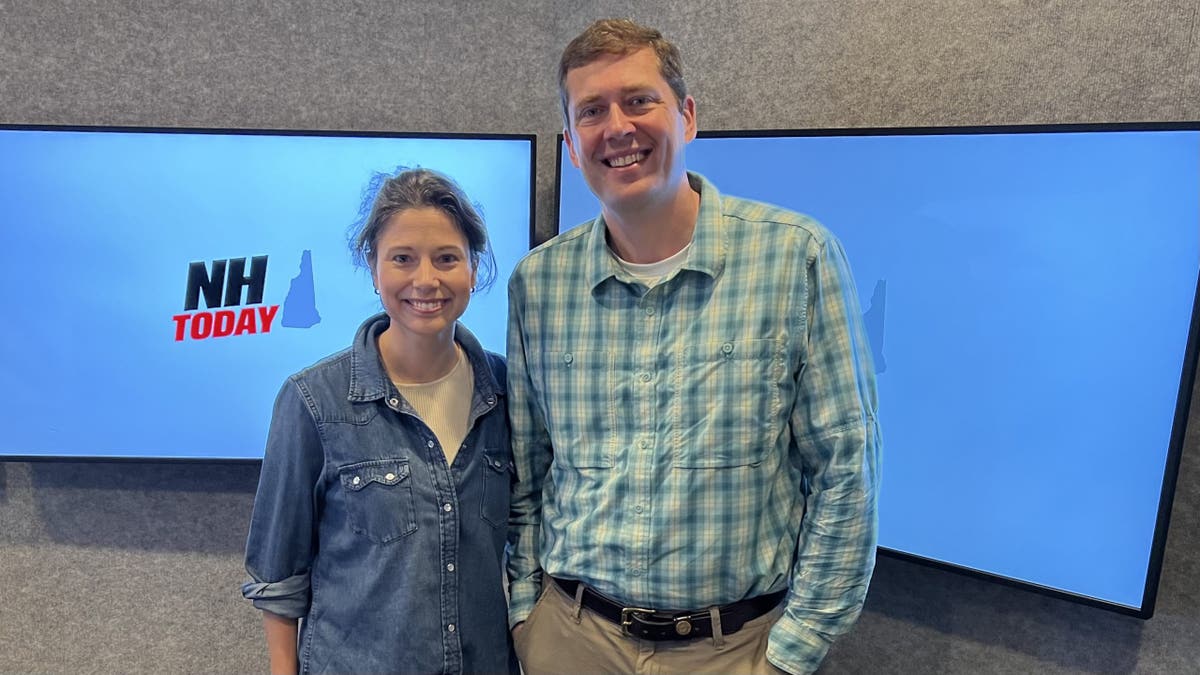 Los candidatos demócratas del 2º Distrito del Congreso de Nuevo Hampshire, Maggie Goodlander y Colin Van Ostern, participan en un debate de las primarias el 7 de junio de 2024, en Manchester, N.H.