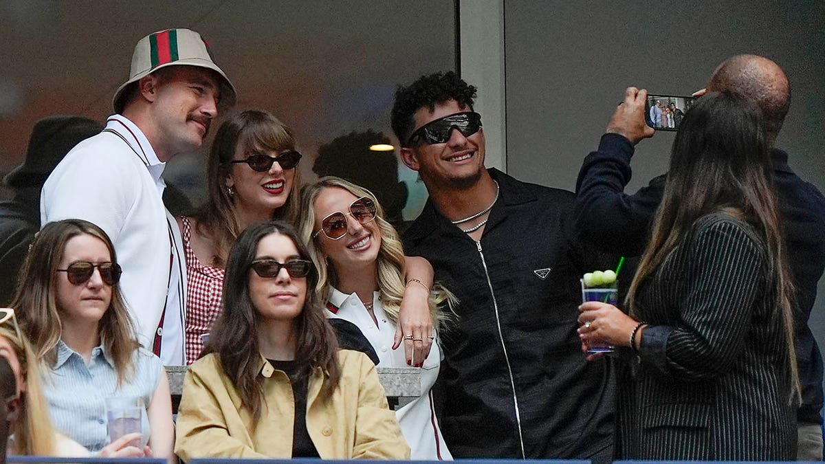 La familia Mahomes y Taylor Swift y Travis Kelce