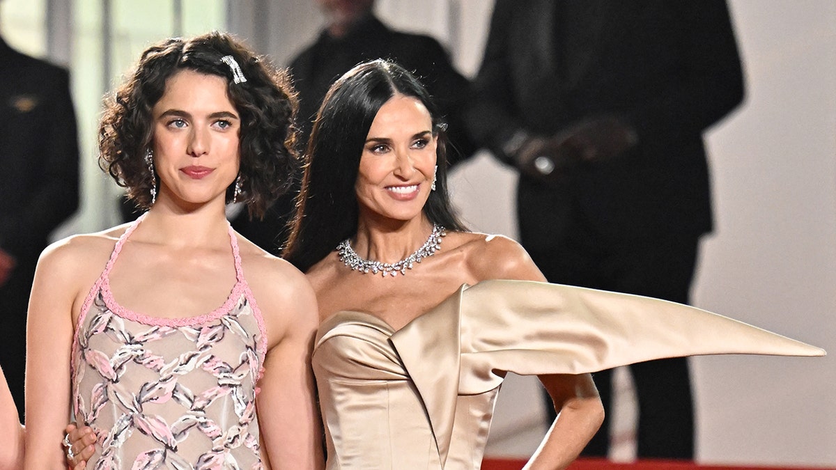 Margaret Qualley y Demi Moore posando juntas en la alfombra roja de Cannes