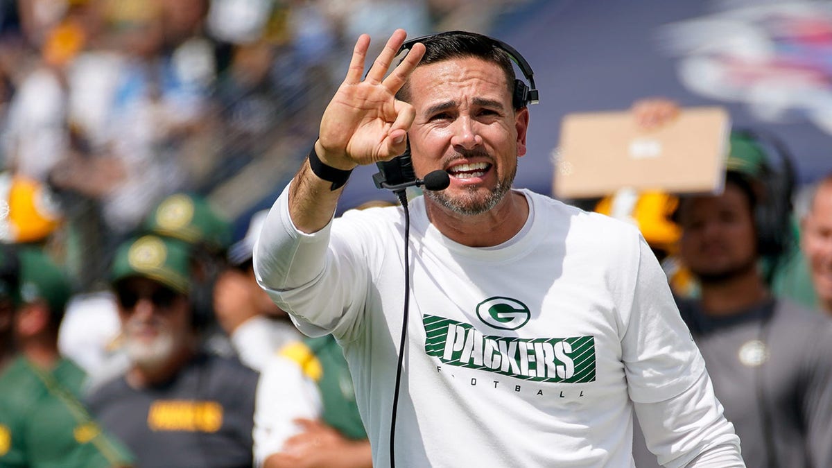 Matt LaFleur hace gestos en el campo