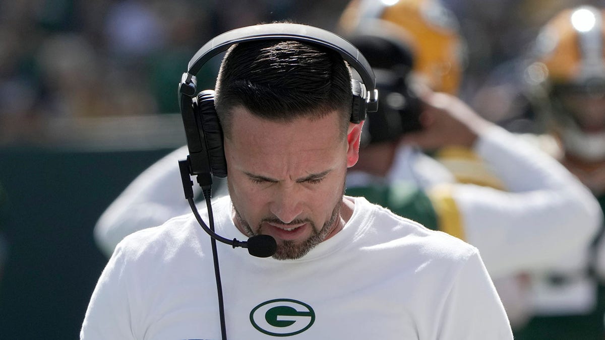 Matt LaFleur mira la hoja de juego