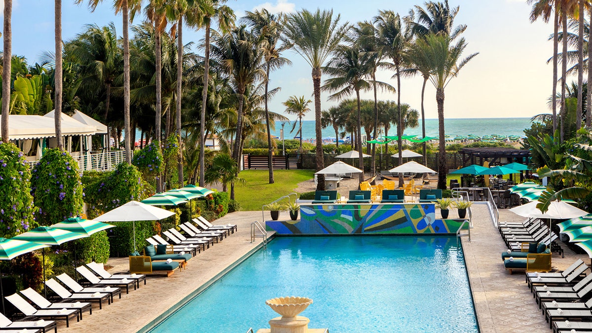 Piscina del Hotel Kimpton Surfcomber en Miami