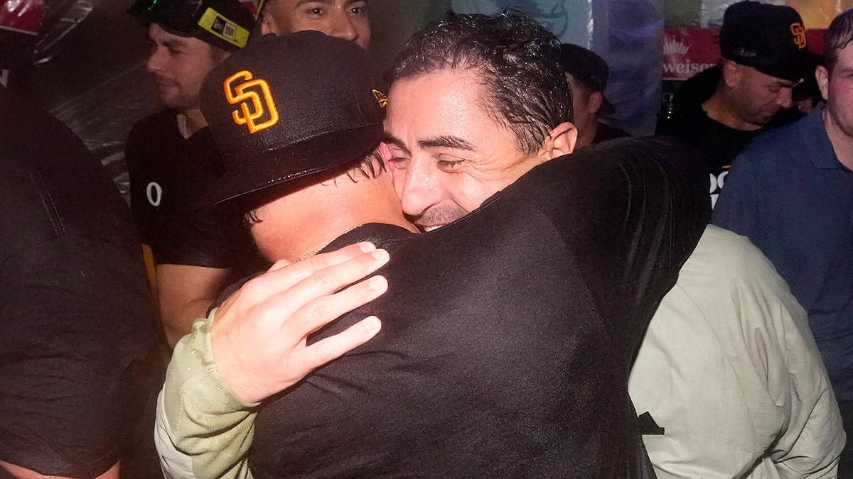 Mike Shildt y AJ Preller lo celebran