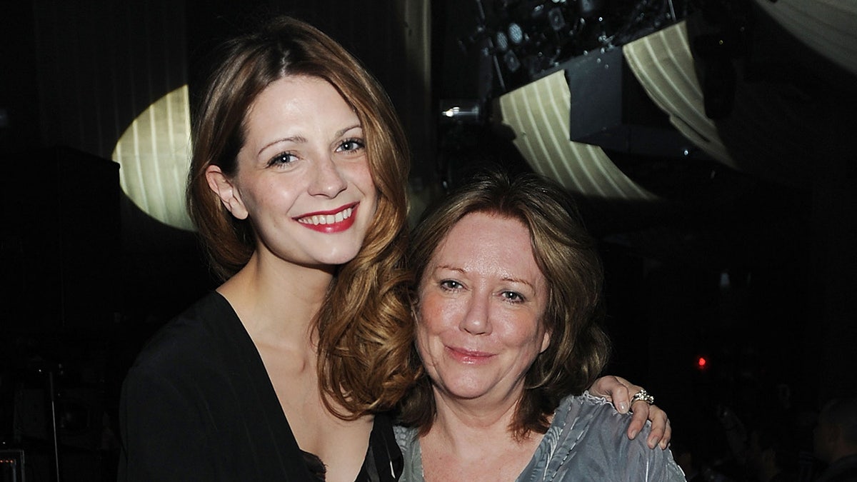 Mischa Barton y su madre Nuala Barton posando juntas