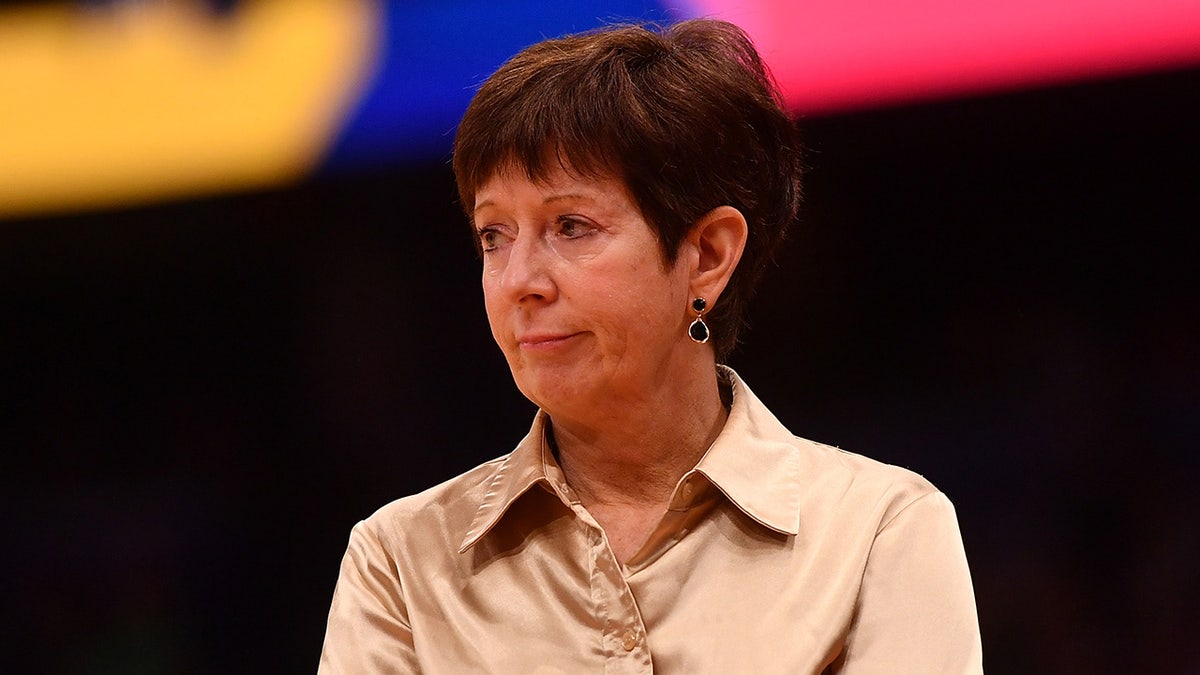 Muffet McGraw contra UConn