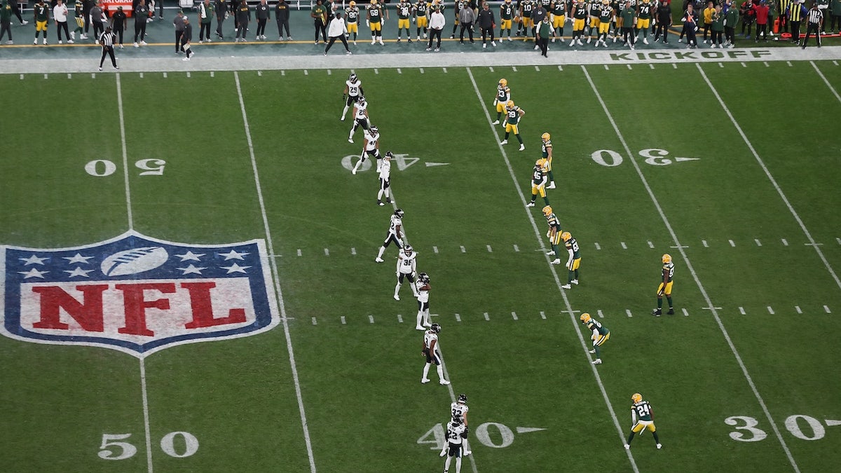 The Philadelphia Eagles and the Green Bay Packers line up.