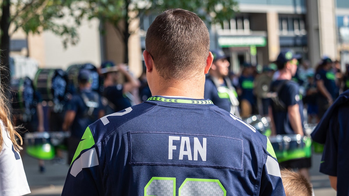 Hincha de la NFL haciendo tailgating antes del partido