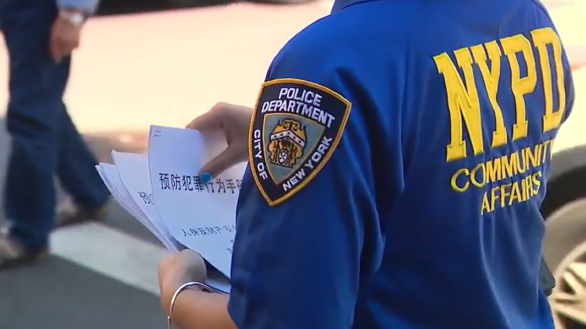 Primer plano de una placa de la policía de Nueva York