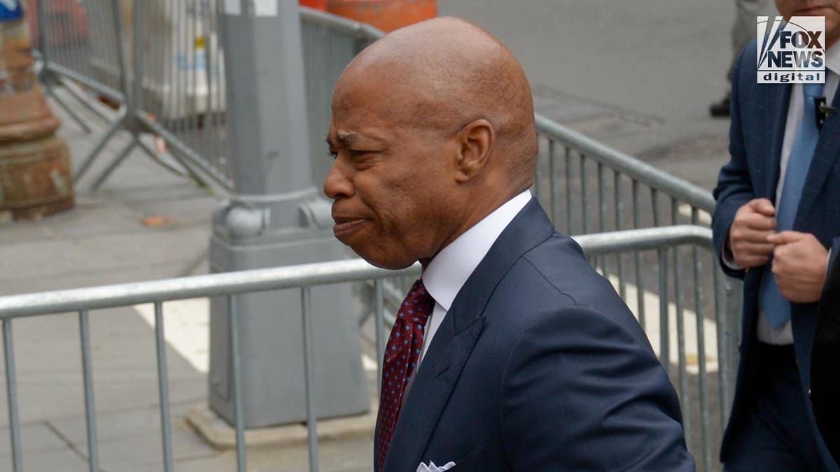 El alcalde de Nueva York, Eric Adams, llega al Tribunal Federal de Nueva York para enfrentarse a cargos relacionados con la corrupción en la campaña electoral.