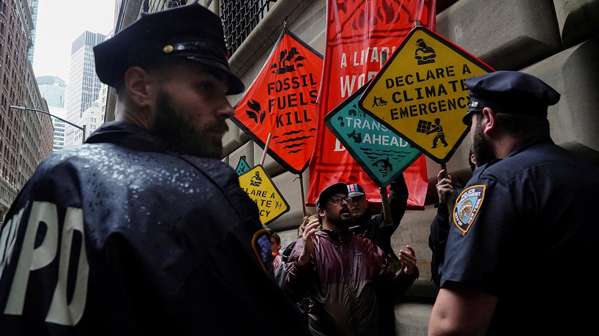 La policía de Nueva York responde a las protestas contra el cambio climático