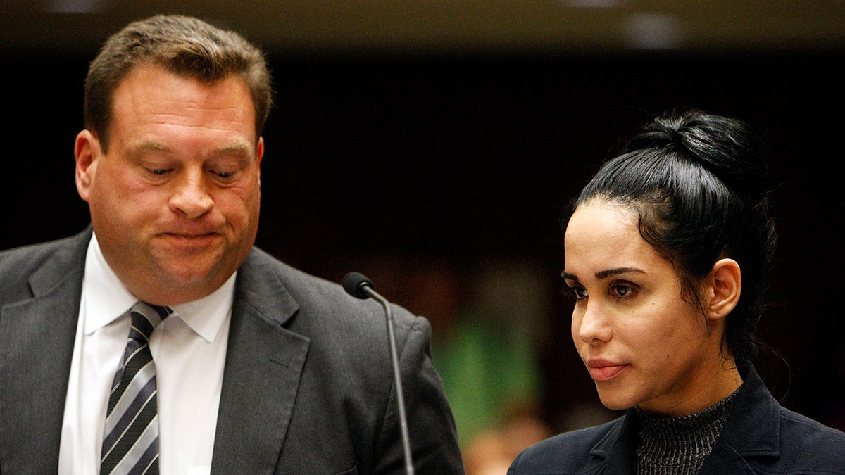 Nadya Suleman en el tribunal con su abogado