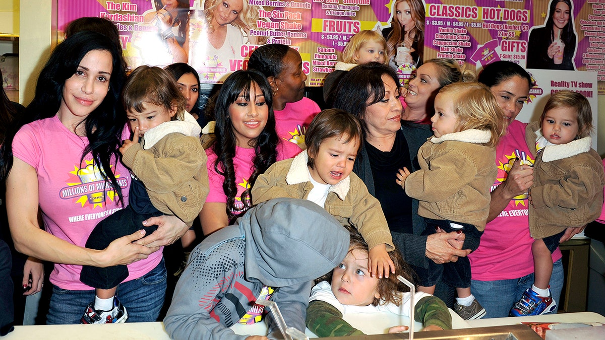 Octomum Nadya Suleman y su numerosa familia, además de sus ayudantes, lanzan su característico batido en "Millones de batidos".