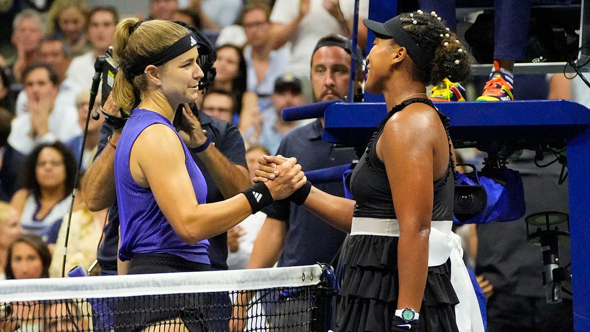 Karolina Muchova e Naomi Osaka se abraçam