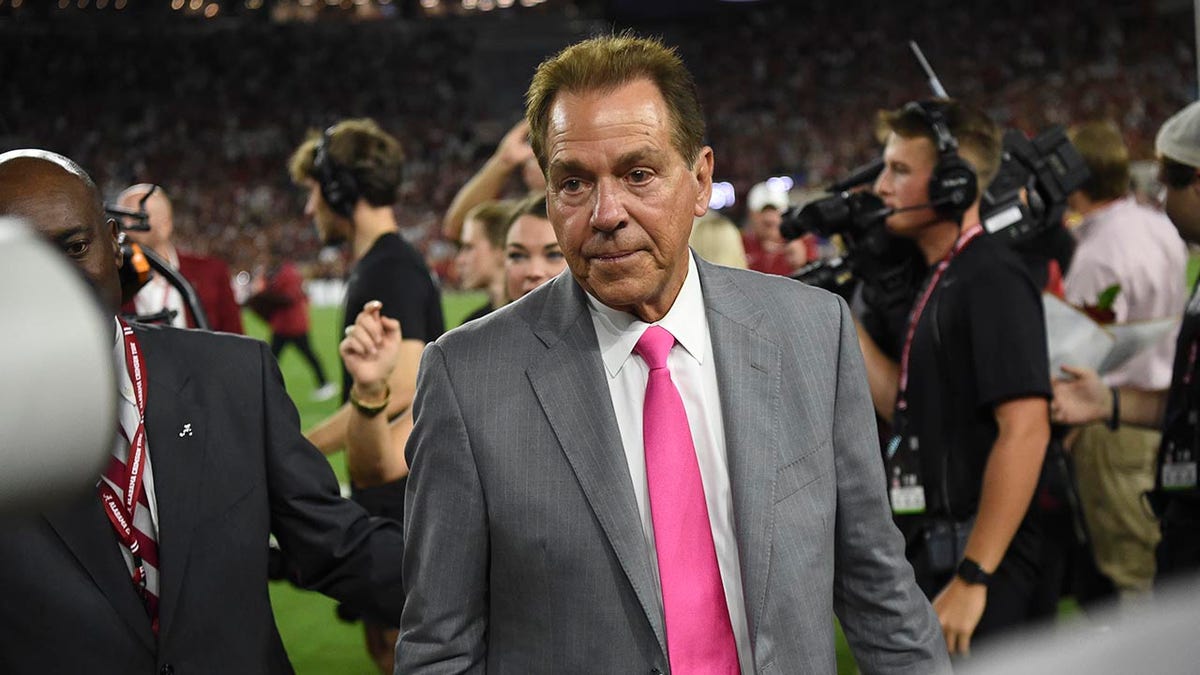 Nick Saban abandona el campo de fútbol