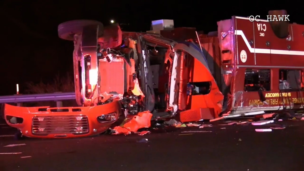 Camión de bomberos del sur de California volcado en la autopista