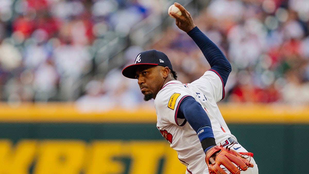 Ozzie Albies lanza la pelota