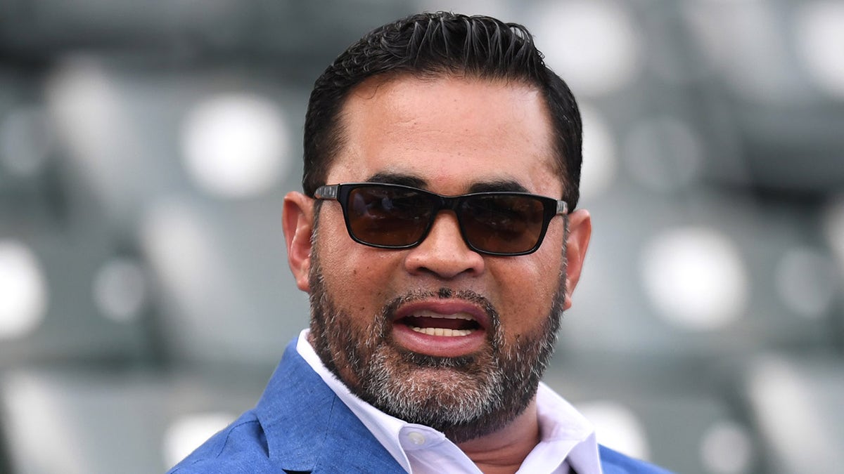 Ozzie Guillen mira