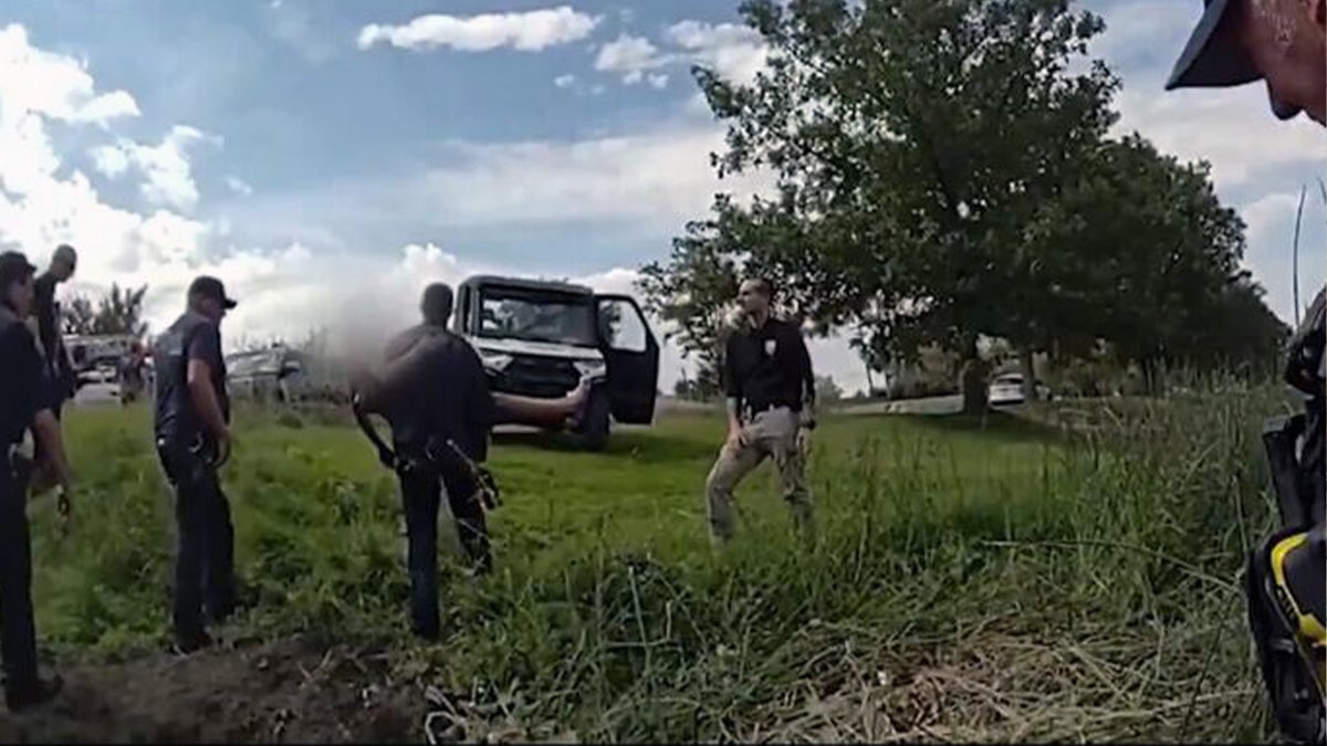 La policía se lleva a un chico tras el rescate