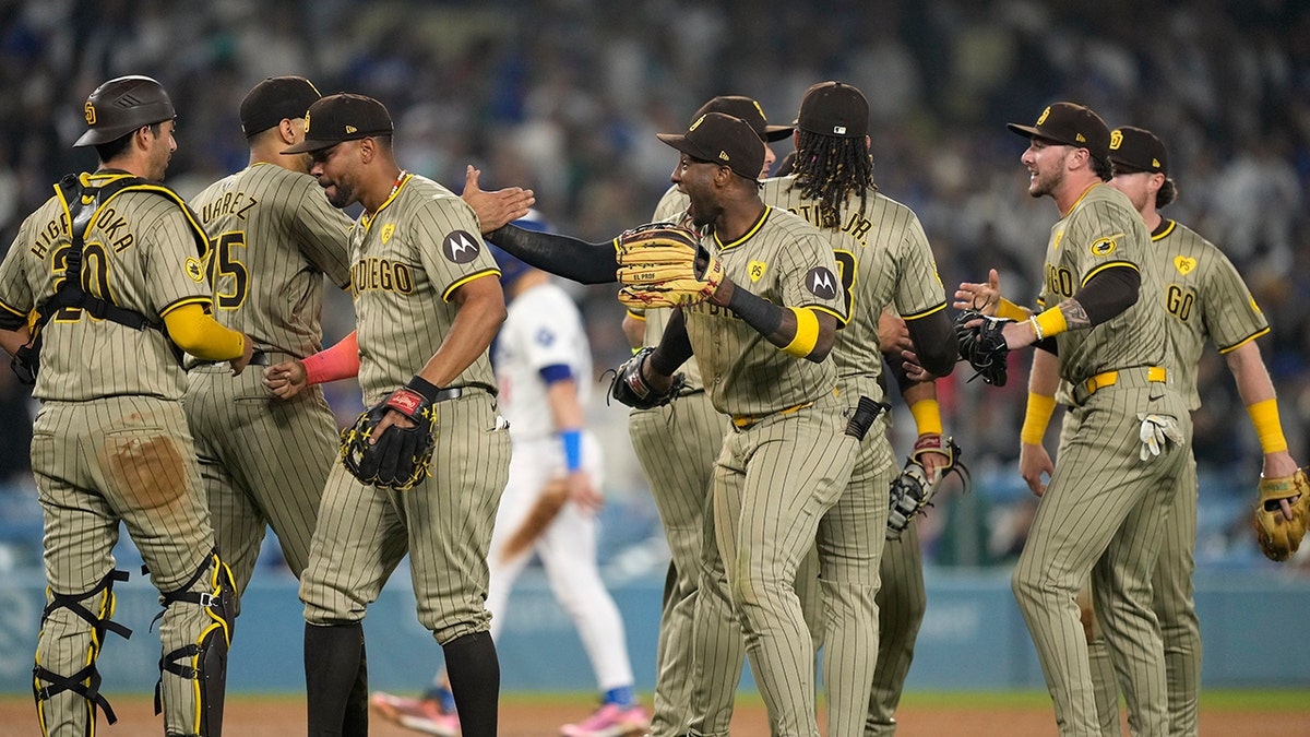 Los jugadores de los Padres celebran