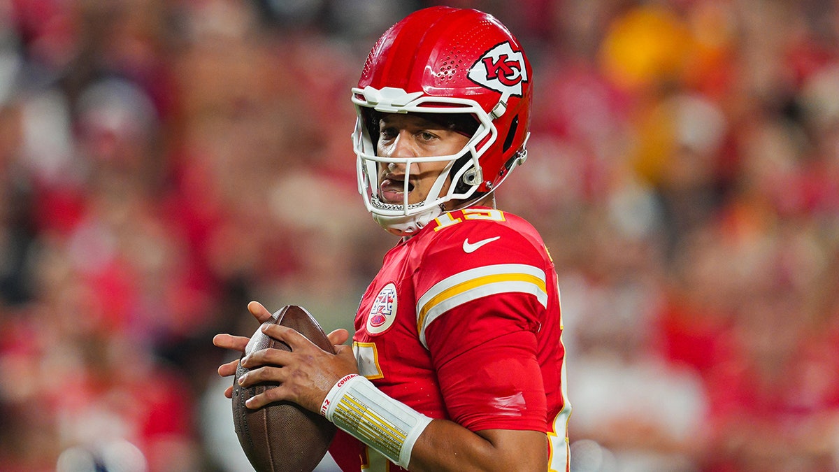 Quarterback awal Kansas City Chiefs Patrick Mahomes (15) mundur untuk mengoper selama babak pertama melawan Baltimore Ravens di GEHA Field di Arrowhead Stadium.